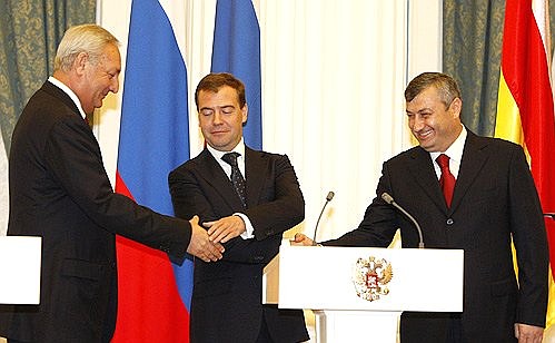 The Presidents of Abkhazia (Sergei Bagapsh), Russia (Dimitri Medvedev) and South Ossetia (Eduard Kokoity) shake hands. Photo: kremlin.ru