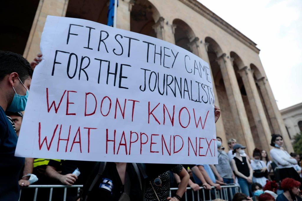 RSF საქართველოში ფრანგი ჟურნალისტების არშემოშვებას დაშინების მიზანმიმართულ სტრატეგიად აფასებს