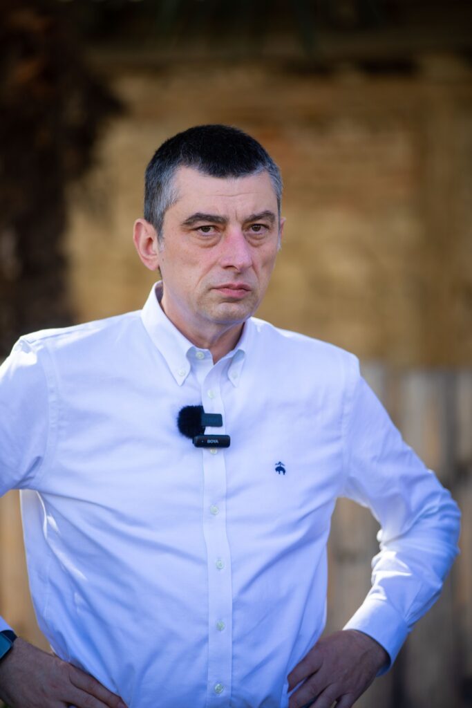 გახარია თითს ივანიშვილისკენ იშვერს, „ქართული ოცნება“ კი მის გადადგომას აშშ-ის ჩარევას უკავშირებს  