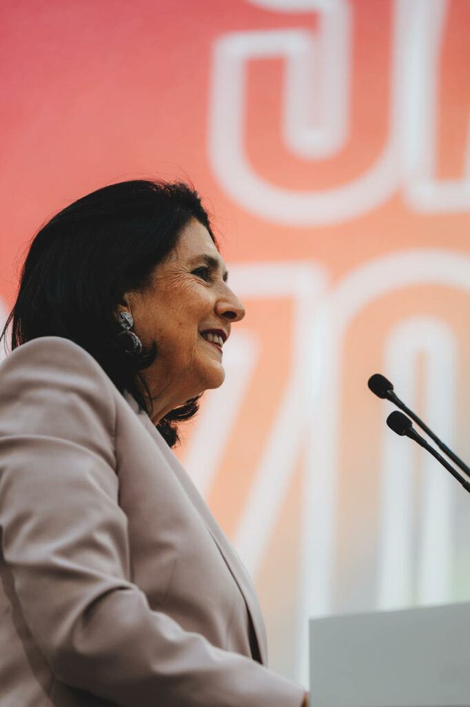 ზურაბიშვილი პარიზში გამოსვლისას ევროპას რუსული ჰიბრიდული საფრთხის შესახებ აფრთხილებს