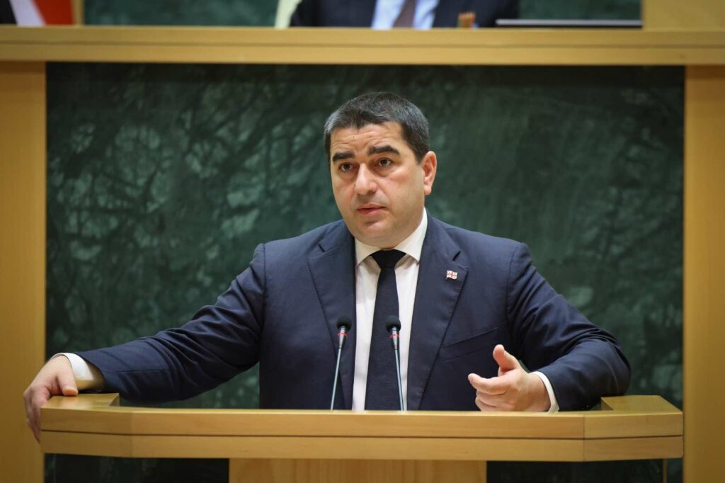 „ქართული ოცნების“ პარლამენტისთვის წარდგენილ ყოველწლიურ ანგარიშში პაპუაშვილი „რევოლუციების ხუთ მცდელობაზე“ საუბრობს