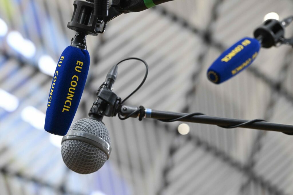 ევროკავშირის ელჩი სანქციებსა და „ქართული ოცნების“ მიერ ოპოზიციის დაგეგმილ აკრძალვაზე საუბრობს