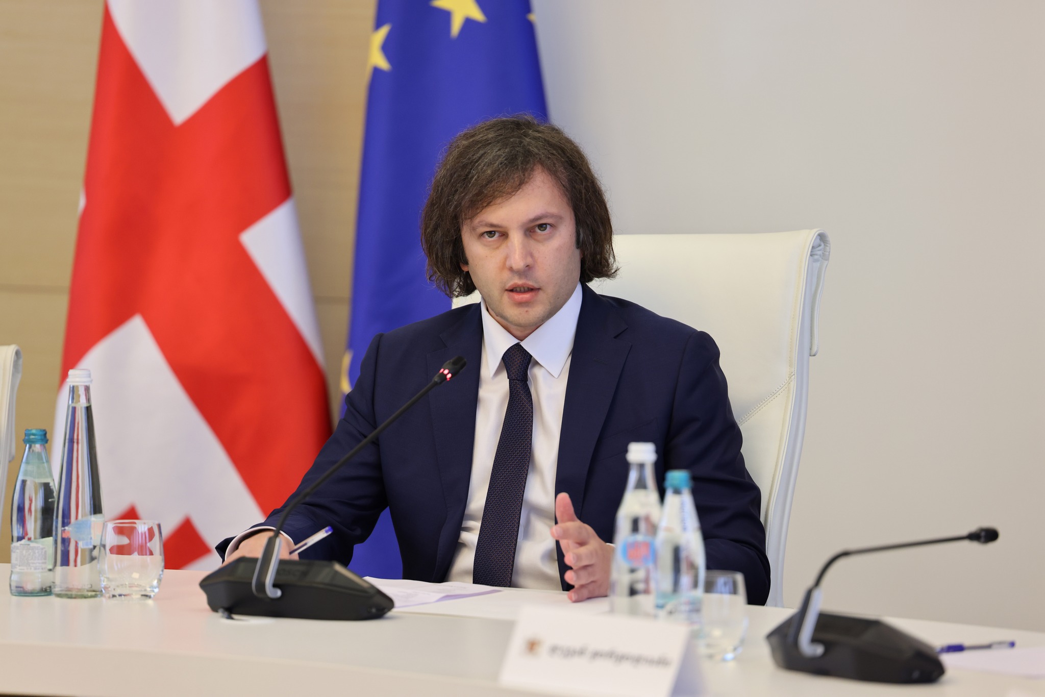 კობახიძე აცხადებს, რომ „გლობალური ომის პარტია“ ვიზების შესახებ მუქარას საქართველოში მეორე ფრონტის გასახსნელად იყენებს