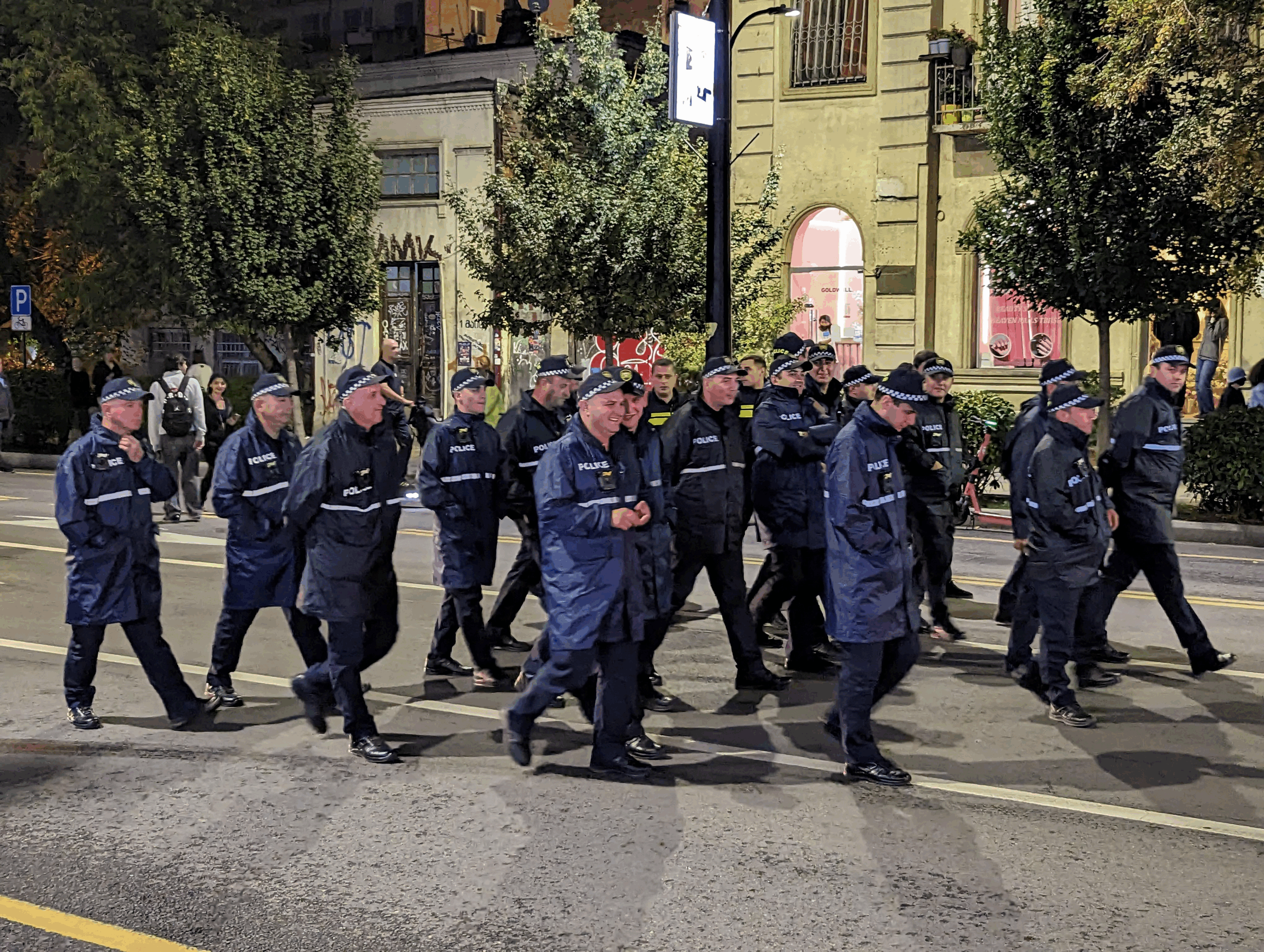 მომიტინგეების წინაშე იარაღის ამოღებისთვის დაკავებული არასრულწლოვანი გაათავისუფლეს