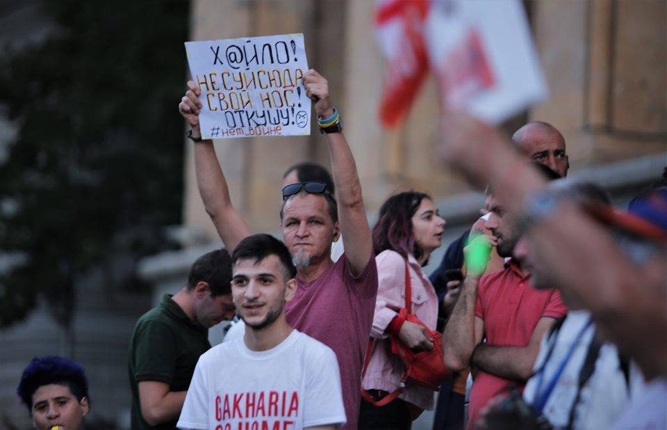 საპროტესტო აქციაზე „გზის გადაკეტვისთვის“ ორი უცხოელი დააკავეს, ერთ-ერთს დეპორტაცია ემუქრება