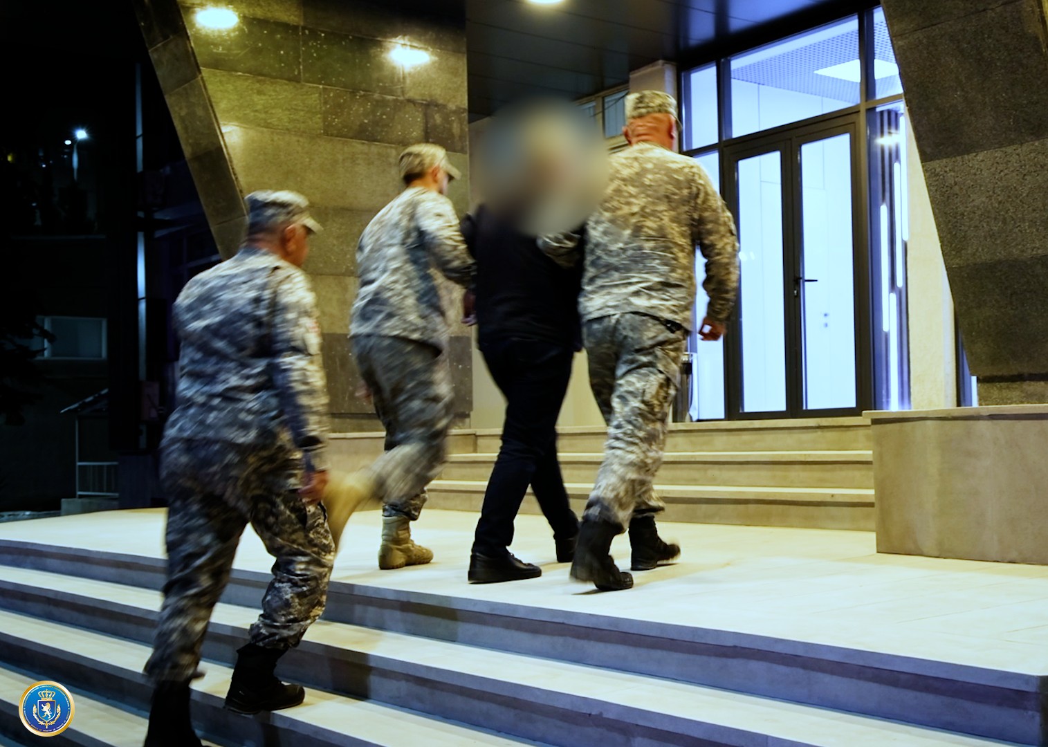 ინფრასტრუქტურის მინისტრის ყოფილი მოადგილე დააკავეს, ყოფილი მინისტრის სახლში კი ჩხრეკა ჩატარდა