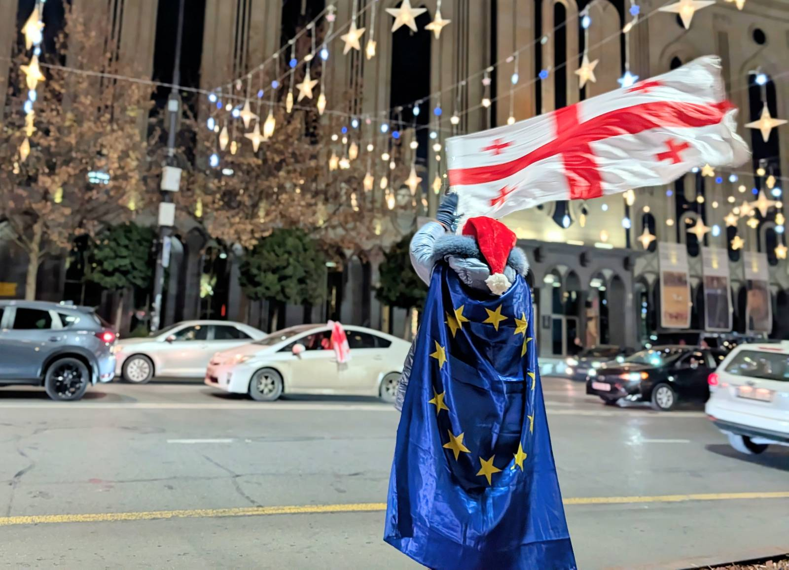 ტროტუარზე დგომის გამო რამდენიმე მომიტინგე სასამართლოში დაიბარეს